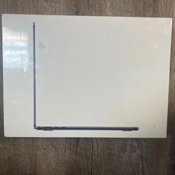 New 2022 APPLE MACBOOK AIR M2 256GB 
