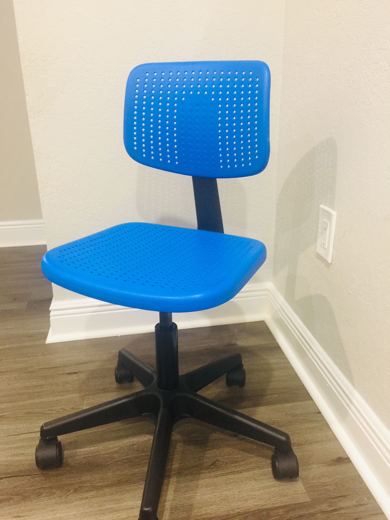 Kids Desk Chair- Like New!