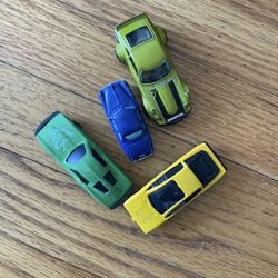This set of 4 toy cars features a variety of classic styles and is suitable for use as accessories in dioramas, as desk ornaments, or for children's d