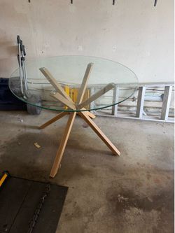 Round dining table