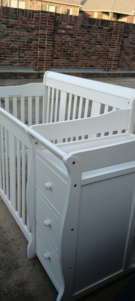 Solid Wood Crib With Changing Table And 3 Drawers With 3 Shelves