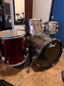 Pearl Roadshow drum shell pack  Includes: • Bass drum • Rack toms • Floor tom