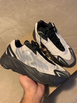 Yeezy 700 MNVN Bone ( 10.5)
