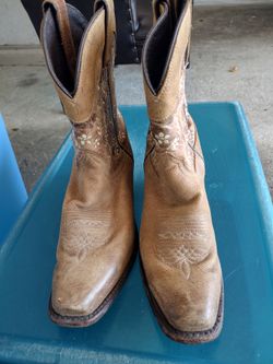 Women's cowboy boots