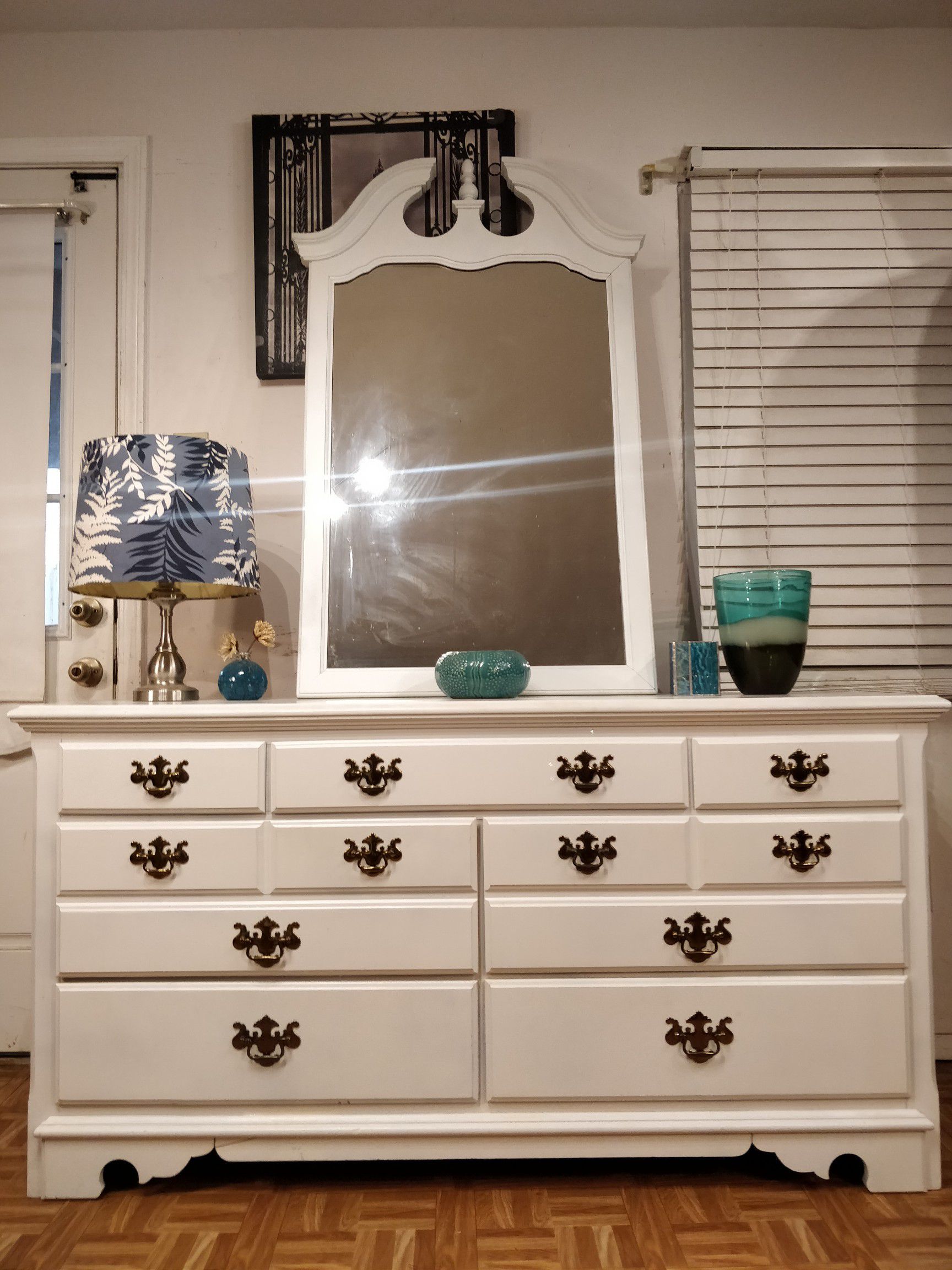 Nice white THOMASOILLE dresser with mirror and big drawers in good condition all drawers working well. L62"*W18.5"*H32"