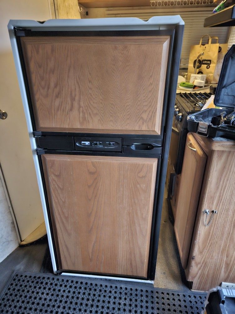 NORCOLD N 611 RV REFRIGERATOR for Sale in Los Angeles, CA OfferUp