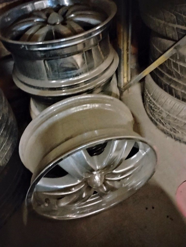20 inch Custom Chrome Rims $700 No Bends Or Cracks I Power Wash Them For Free.