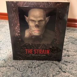 The Strain The Complete First Season. 