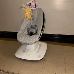 4MOMS MamaRoo Multi-Motion Baby Swing.    FEATURES 5 parent-inspired motions, 5 speeds, and 4 built-in sounds Find Your Roo, exclusively on the 4moms 