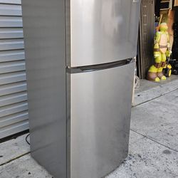 Frigidaire
28 Inch Wide 13.90 Cu. Ft. Energy Star Certified Top Freezer Refrigerator with Reversible Door