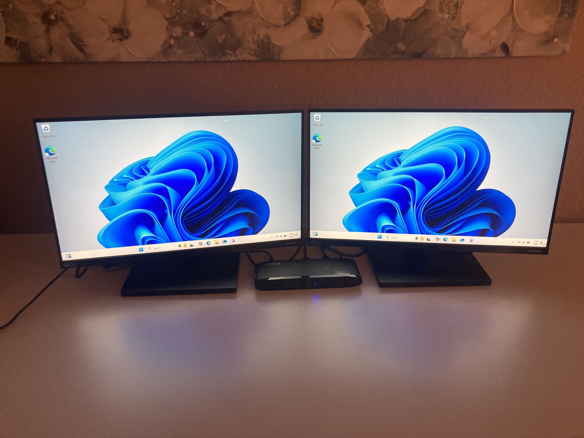 2 Samsung F24T45 monitors And Docking Station