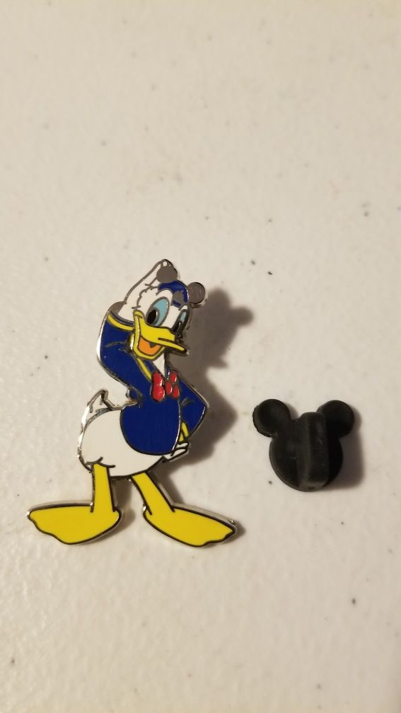 Official Donald duck Disney trading pin