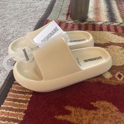 Cushionaire Women's Feather Slide