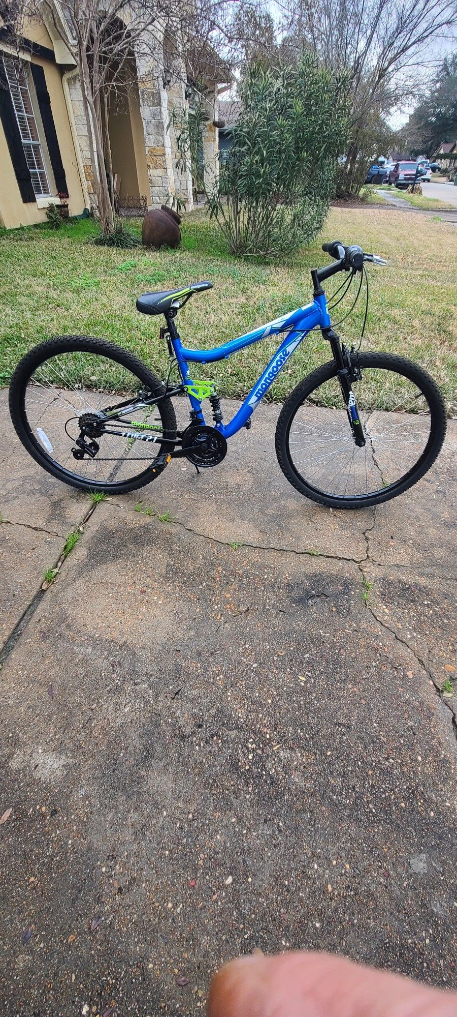 MONGOOSE "LEDGE 2.1" 27.5 LADIES MOUNTAIN BIKE (LIKE NEW CONDITION)