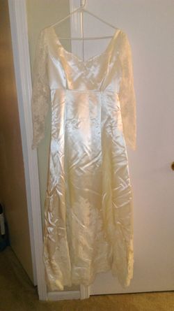 Classic, traditional ivory lace wedding dress