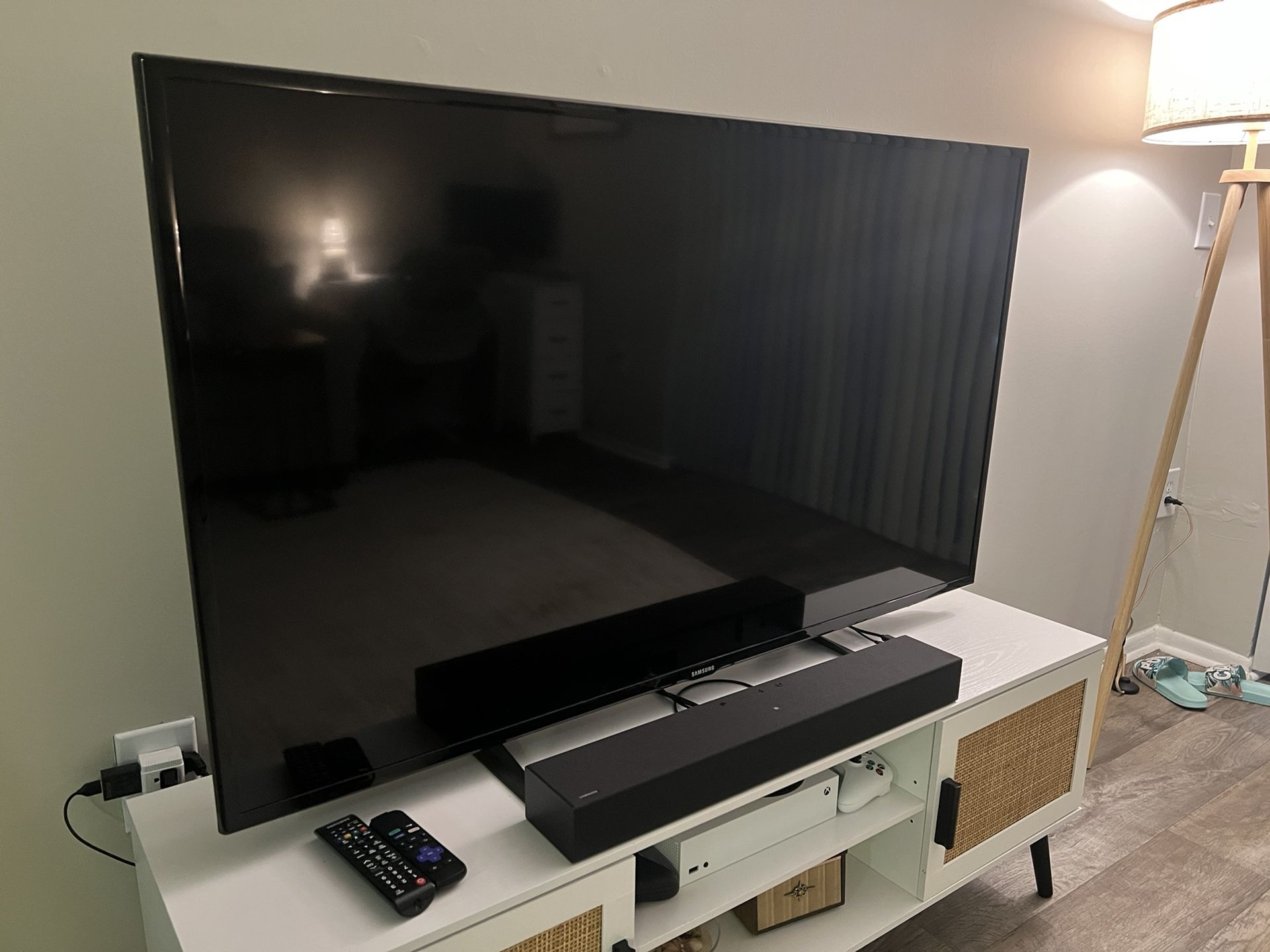 55” Samsung TV with Roku