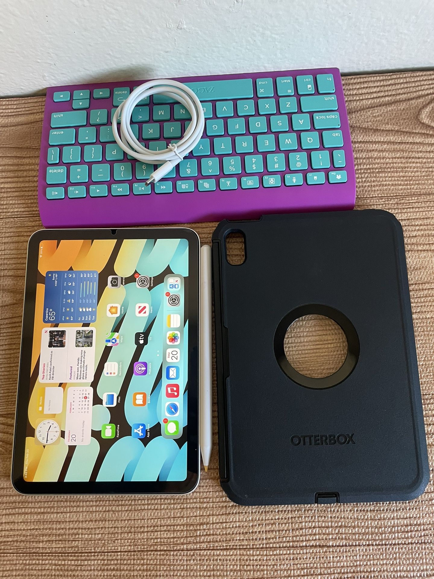 iPad Mini 6th Generation 256GB with Otterbox case, Zagg Keyboard pen and Charger
