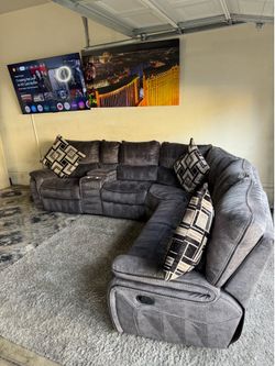 * Like New * Ashley Furniture 6pc Modular recliner sectional ( Free Delivery )