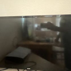 32-inch Roku Smart TV – Excellent Condition, Ready to Stream! | $200 (Pick Up Today!)