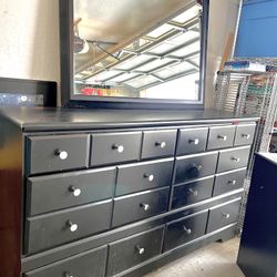 2 Piece Dresser Set.  With Large Mirror   Great Shape - Black.  Near Higley &Queen Creek. 