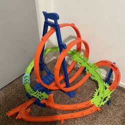Hot wheel track set
