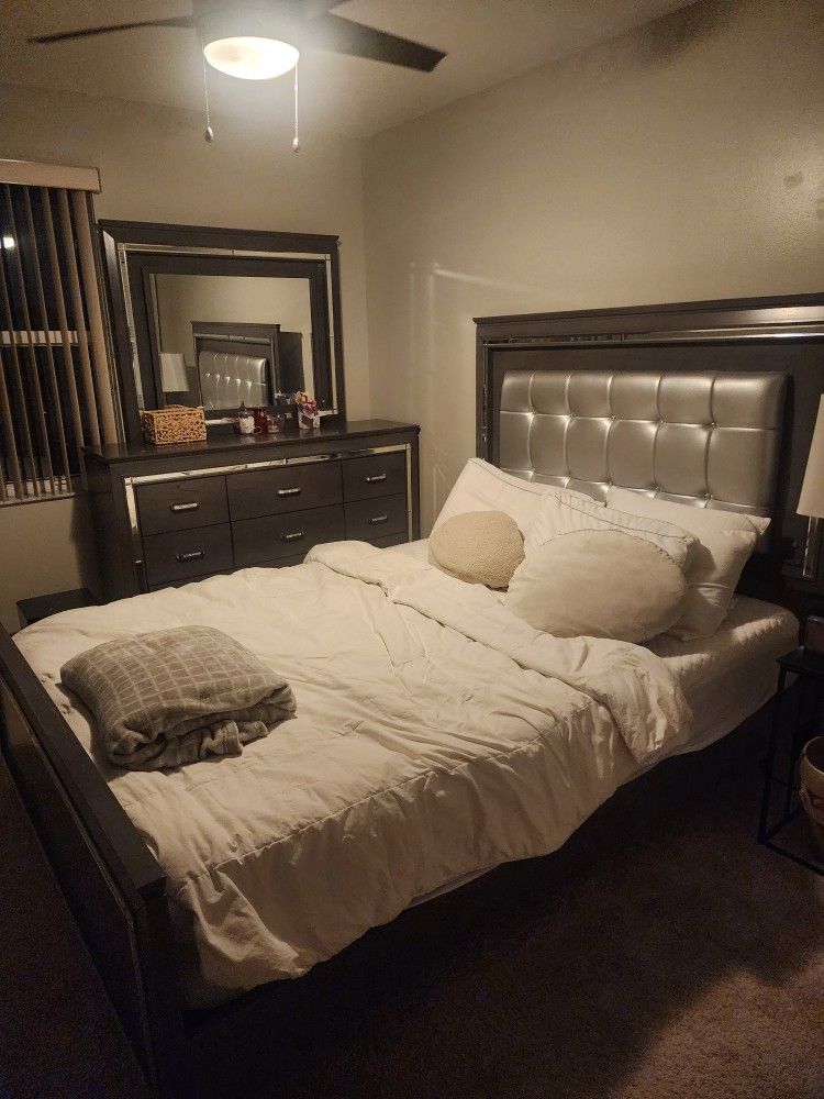 Queen Size Bedroom Set With Adjustable Bedframe and Matttress