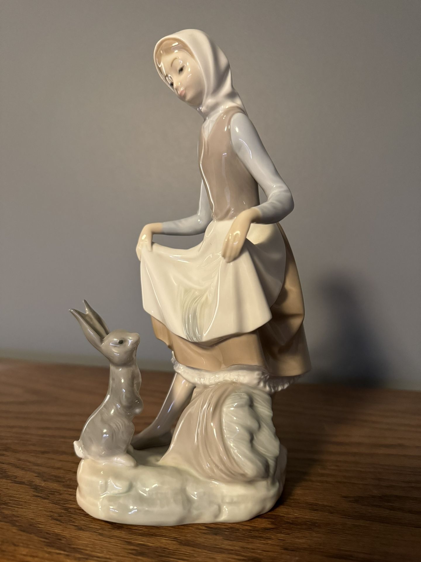 Lladro "Rabbit's Food Collectible Figurine #4826 Retired Glazed Finish