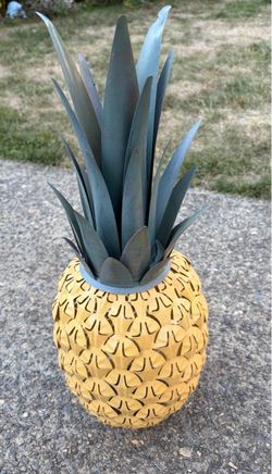 Better Homes & Gardens Pineapple Garden Statue. Read description 1st