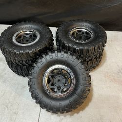 Full set of Brand Axial 1.9 wheels and Axial Ripsaw tires