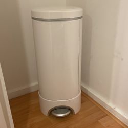 Munchkin® STEP™ Diaper Pail Powered by Arm & Hammer®