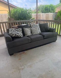 SOFA W PILLOWS