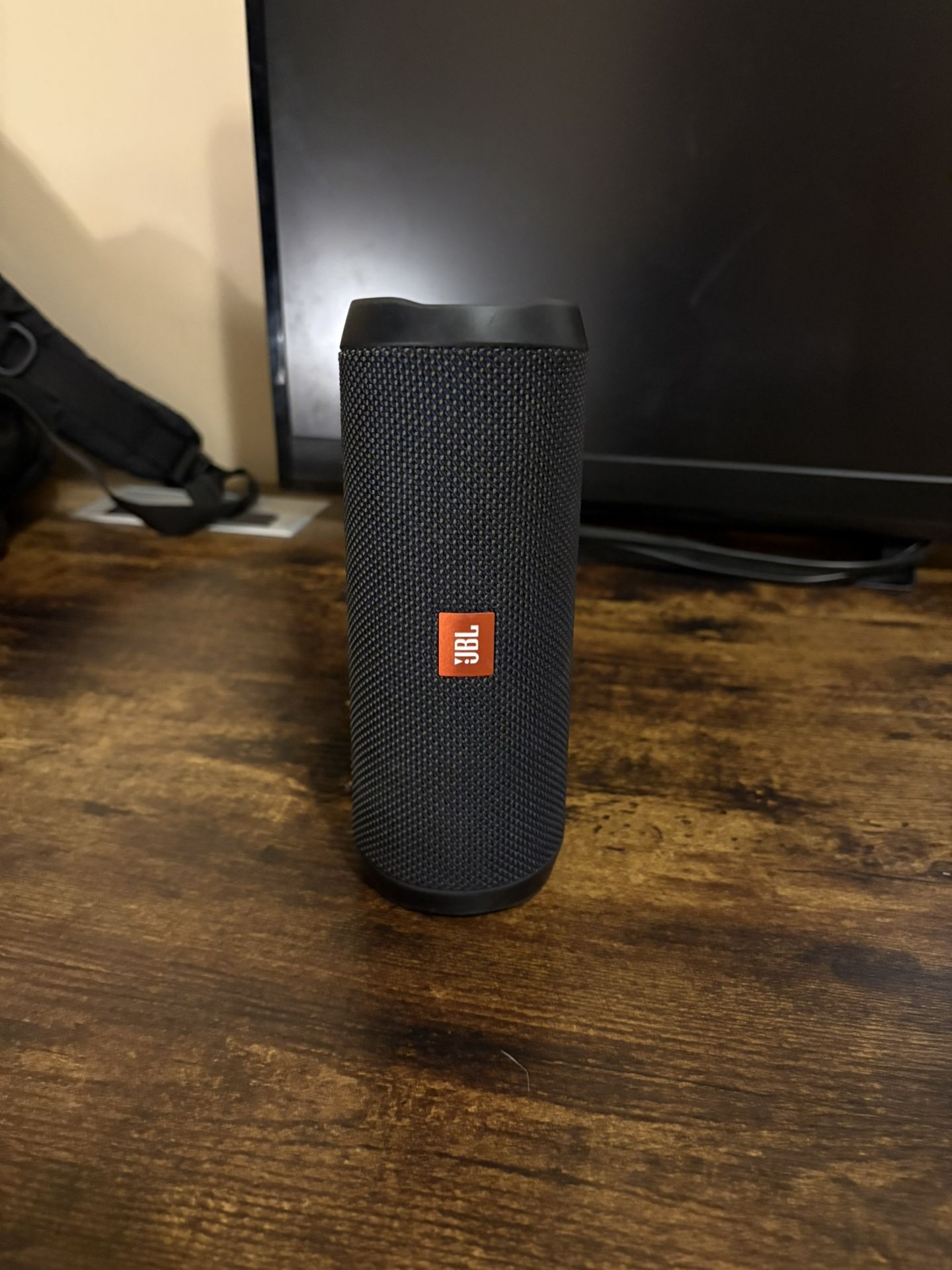 JBL Flip 4 (original charger included)
