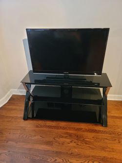 🔥 SAMSUNG 40” HDTV + SLEEK BLACK GLASS TV STAND 🔥