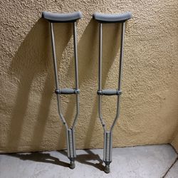 pair of drive 10430-1 aluminum crutches, 300 lbs max, 5-2' to 5-10' height