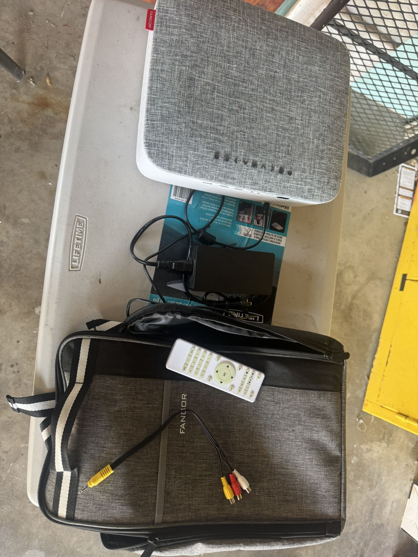 FANGOR portable projector