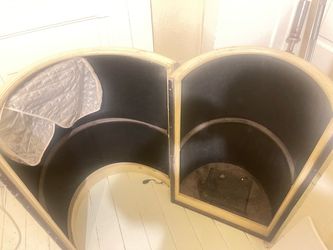 Reptile heated breeding enclosures
