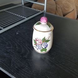 small cup with lid