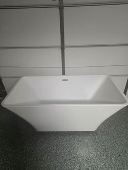 59" Acrylic Soaking Tub Excellent condition with hardware