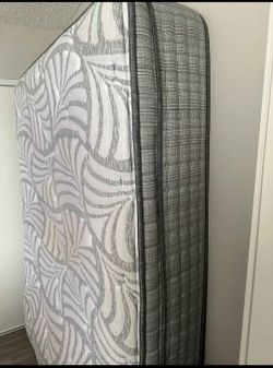 King Koil Luxury Pillowtop Queen matress🌱