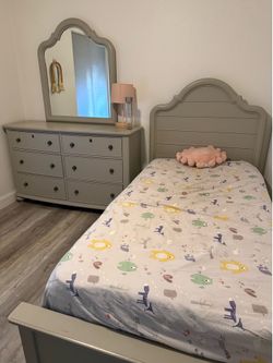 Twin bedroom set - bed - dresser - mirror - night stand