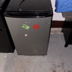 Whirl Pool Mini Fridge 