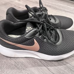 Women’s Nike shoes 