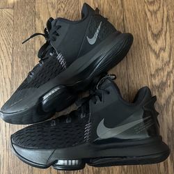 NIKE LeBron BASKETBALL SHOES