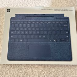 Microsoft Surface Pro Keyboard With Pen Storage