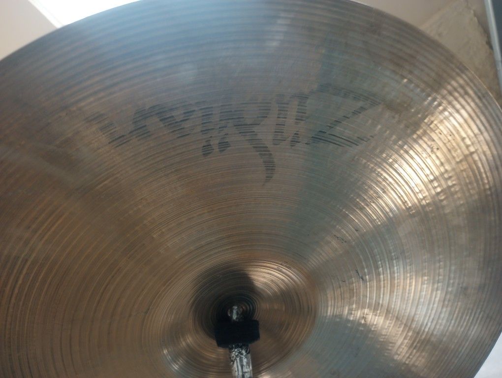 Cimbal Zildjian 20" Good Condition With Tama Stand!