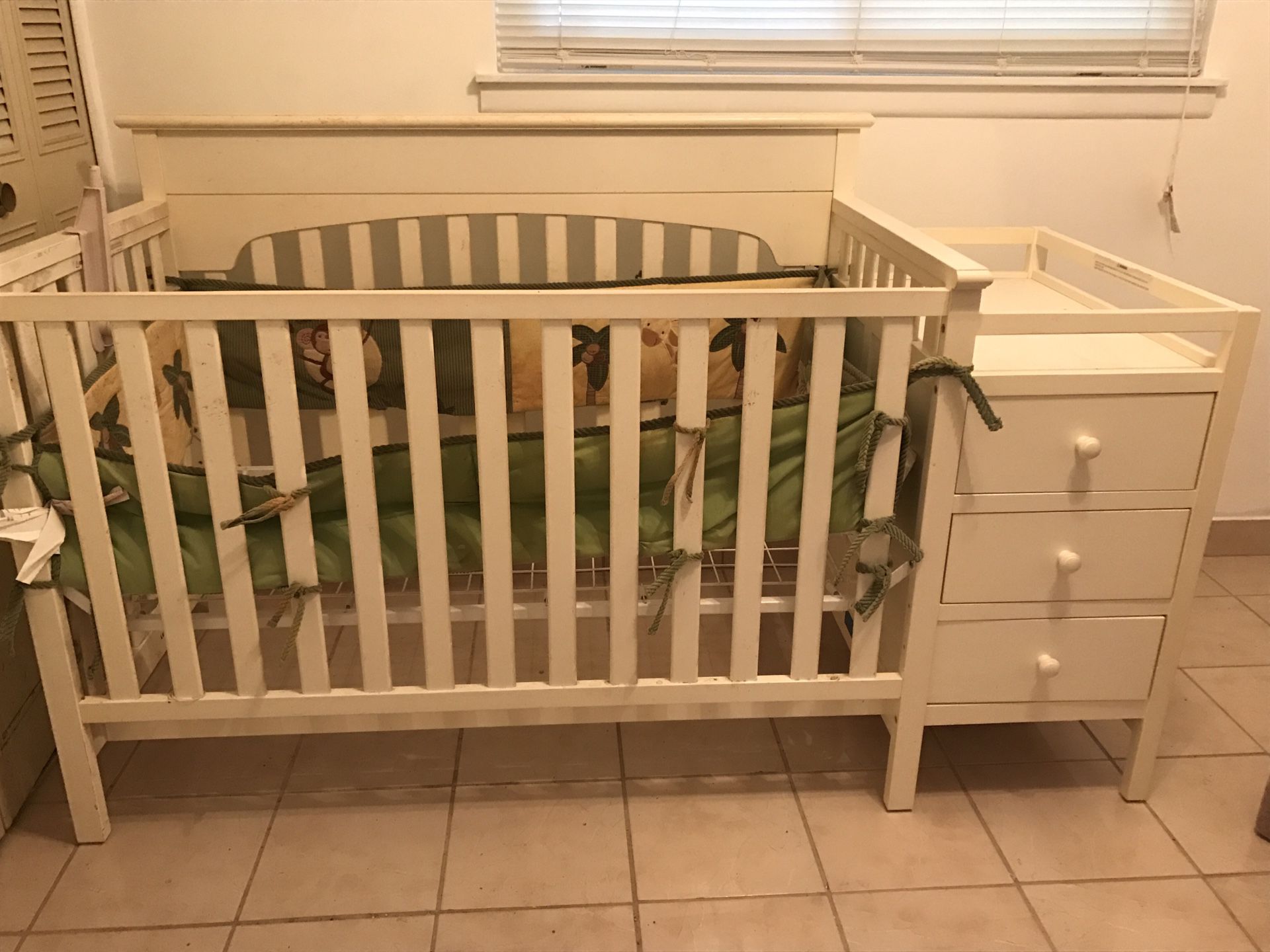 Barely used. Crib has attachable changing table with 2lower drawers White