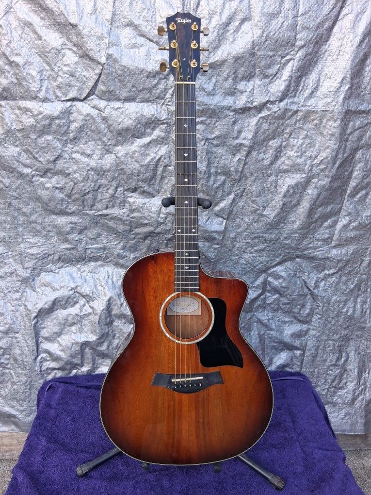 TAYLOR GUITAR