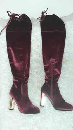 STUNNING MAROON THIGH HIGH BOOTS W/ IMPRESSIVE 4" GOLDHEEL NEW NEVER WORN  SIZE 8.5