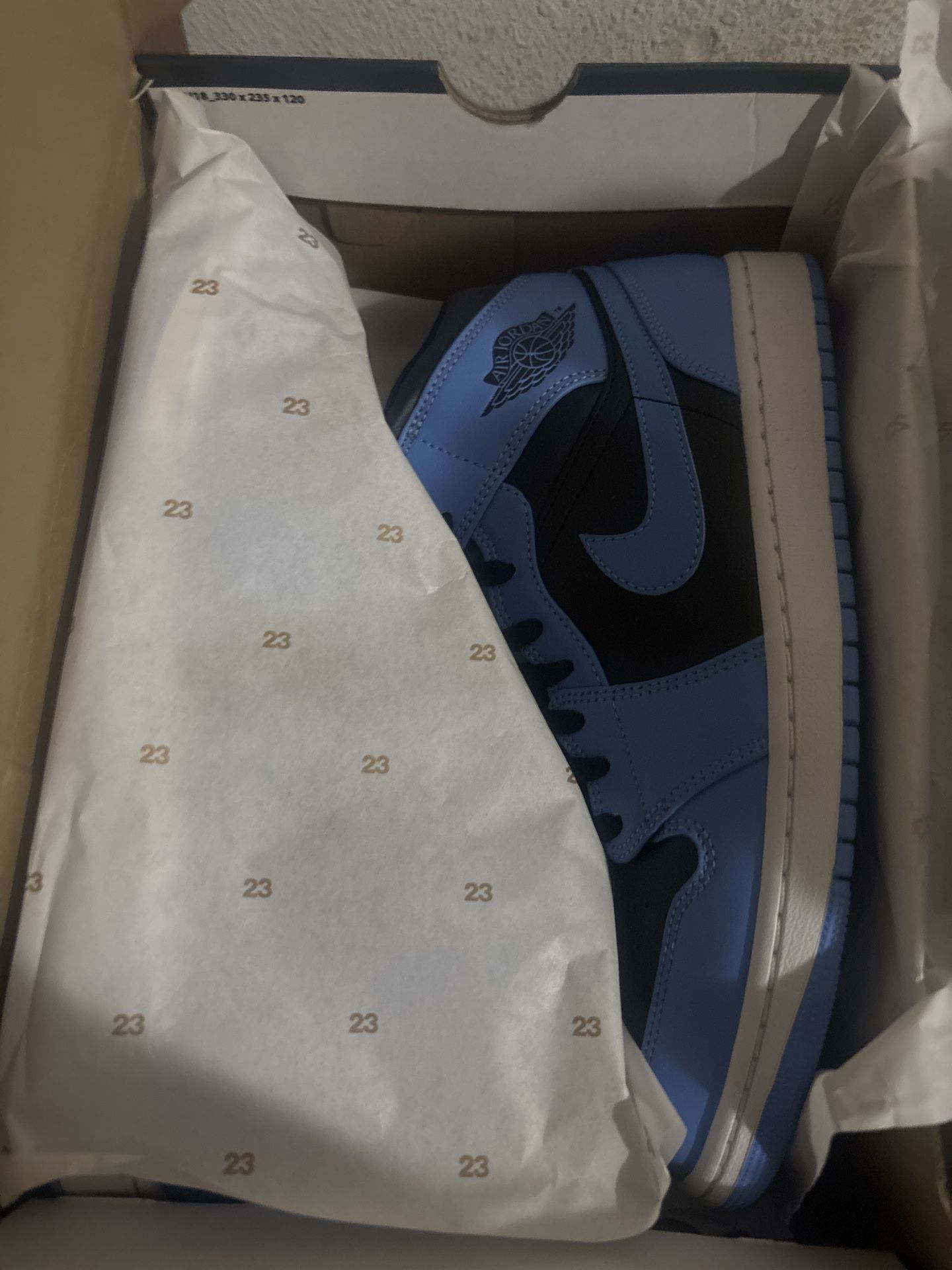 🔥 Air Jordan 1 Mid “University Blue/Black/White” – Size 11 🔥 Brand new, open box, never worn. Classic UNC colorway. Comes with OG box.