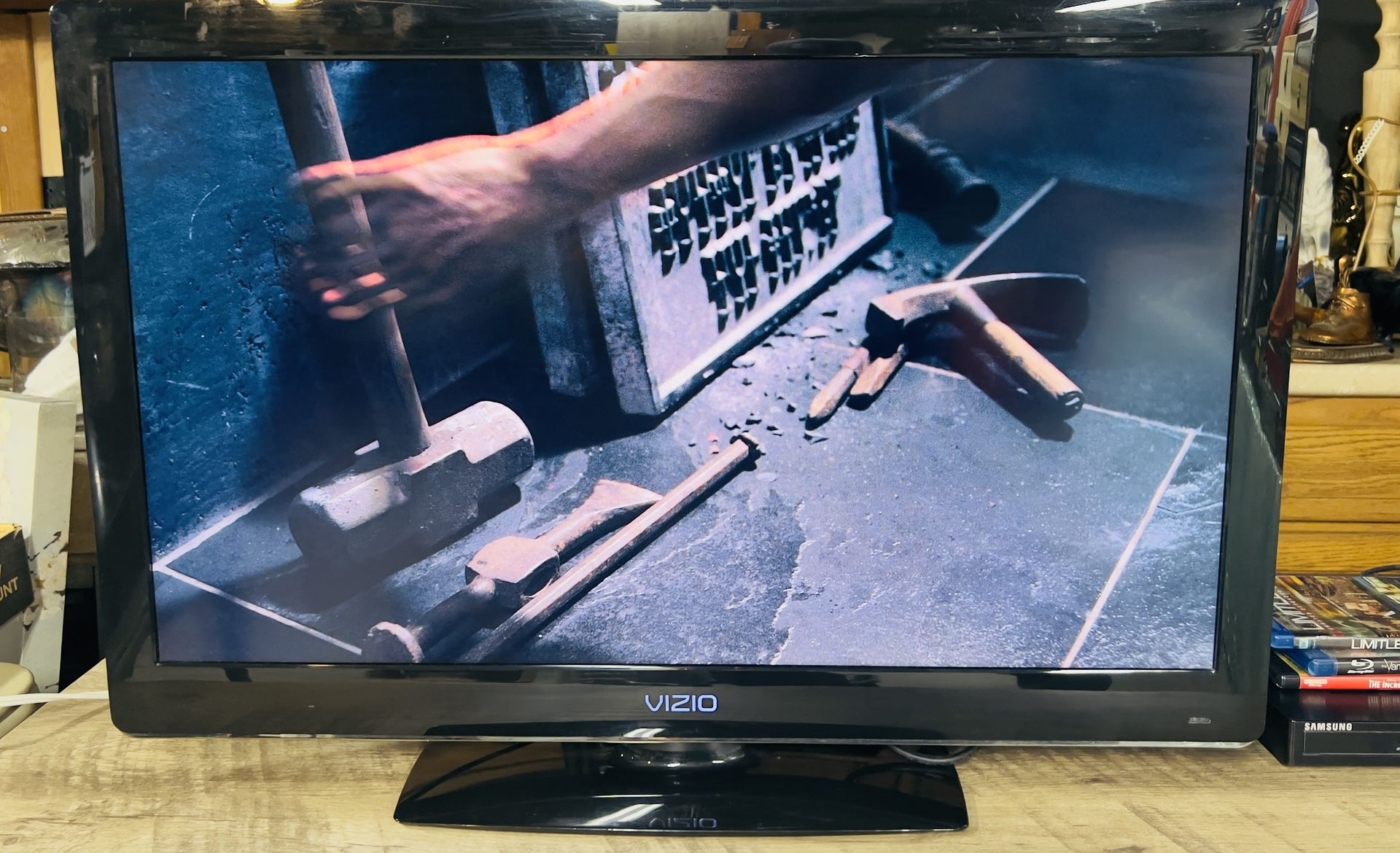 VIZIO 32" Class HD 720p LED Smart TV - VHD32M-08